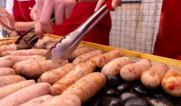 烤肠老板爆料图片搞笑视频,搞笑视频背后的真实故事